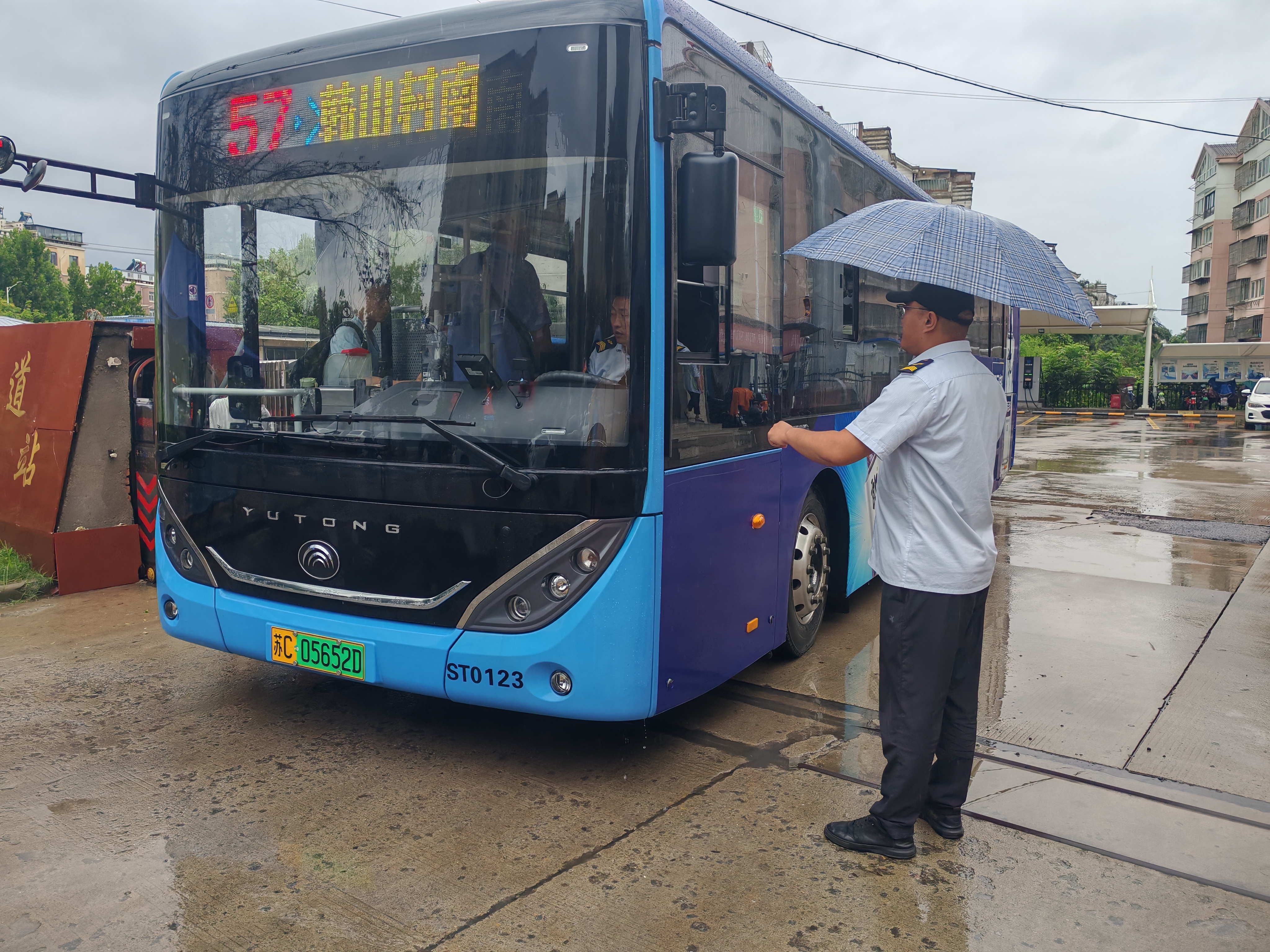 暴雨中，公交人用堅守保障市民出行